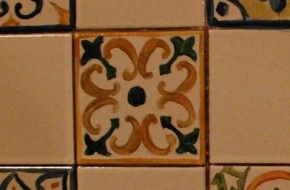 Piastrelle abbellite in stile azulejos