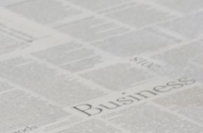 Tavolo decorato con fogli di giornale